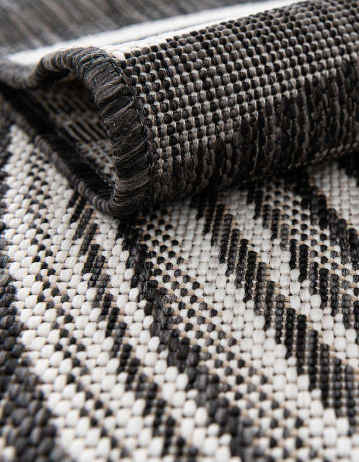 6' x 9' Easy-Clean Modern Indoor / Outdoor Rug