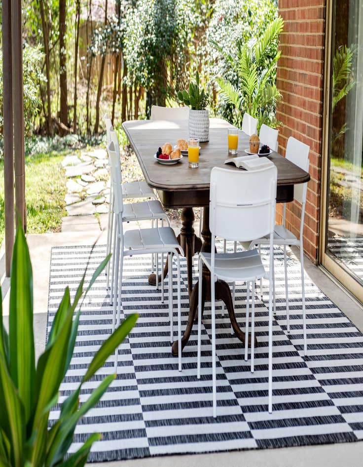 Detail image of 9' x 12' Easy-Clean Ribbon Indoor / Outdoor Rug