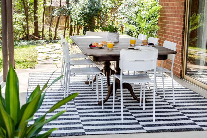6' x 9' Easy-Clean Striped Indoor / Outdoor Rug