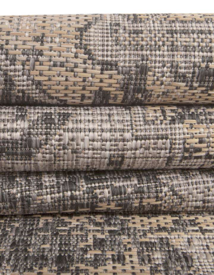 6' x 9' Easy-Clean Traditional Indoor / Outdoor Rug