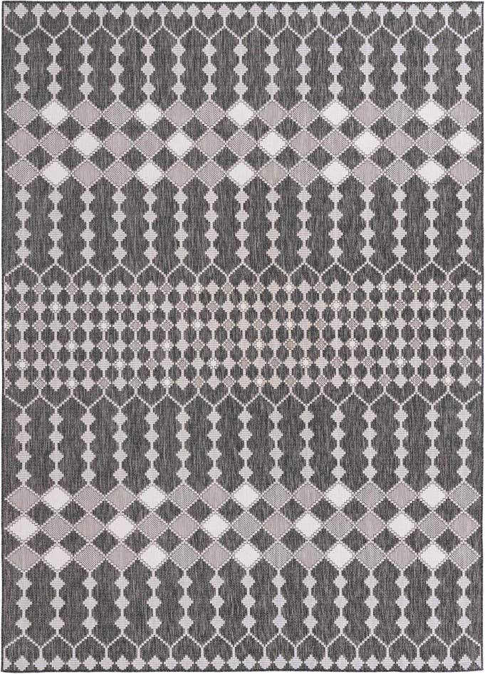 Detail image of 10' x 14' Easy-Clean Trellis Indoor / Outdoor Rug