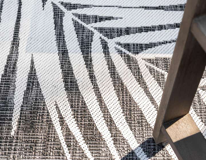 13' x 13' Easy-Clean Botanical Indoor / Outdoor Round Rug