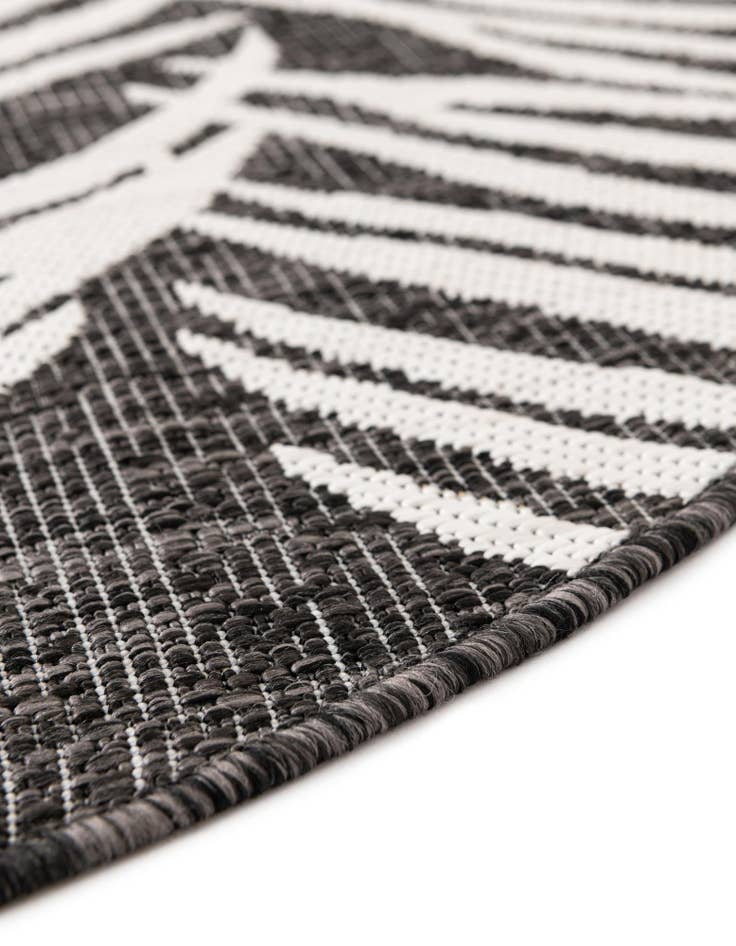 Detail image of 4' x 4'  Washable Botanical Indoor / Outdoor Round Rug