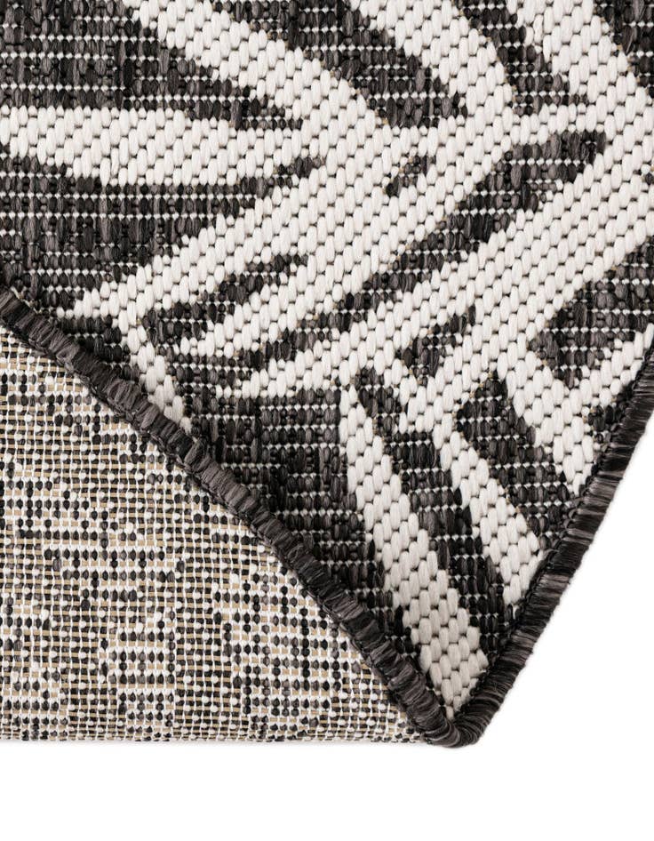 Detail image of 4' x 4'  Washable Botanical Indoor / Outdoor Round Rug