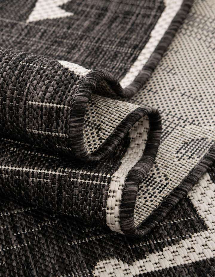 5' 3 x 5' 3 Easy-Clean Coastal Indoor / Outdoor Round Rug