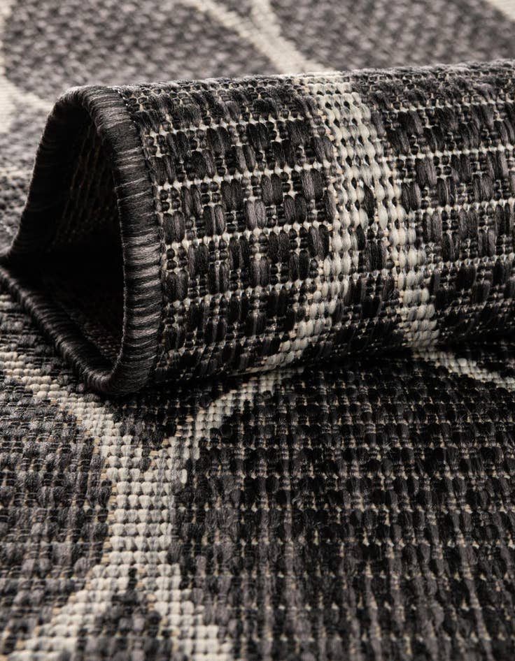 Detail image of 4' x 4' Washable Lattice Indoor / Outdoor Round Rug