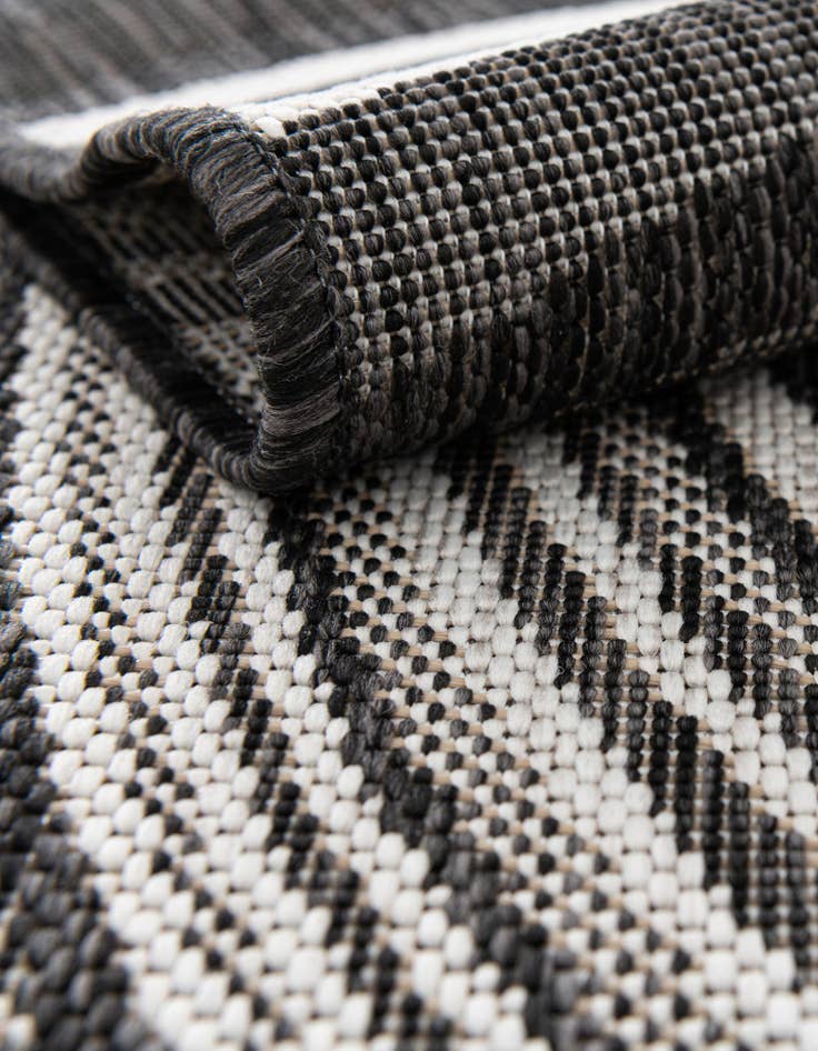 Detail image of 4' x 4' Easy-Clean Modern Indoor / Outdoor Round Rug