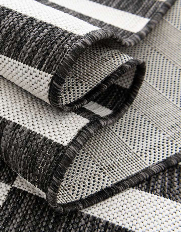 13' x 13' Easy-Clean Ribbon Indoor / Outdoor Round Rug