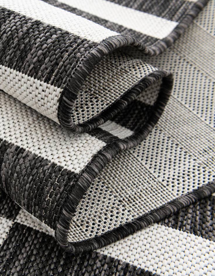 Detail image of 13' x 13' Easy-Clean Ribbon Indoor / Outdoor Round Rug