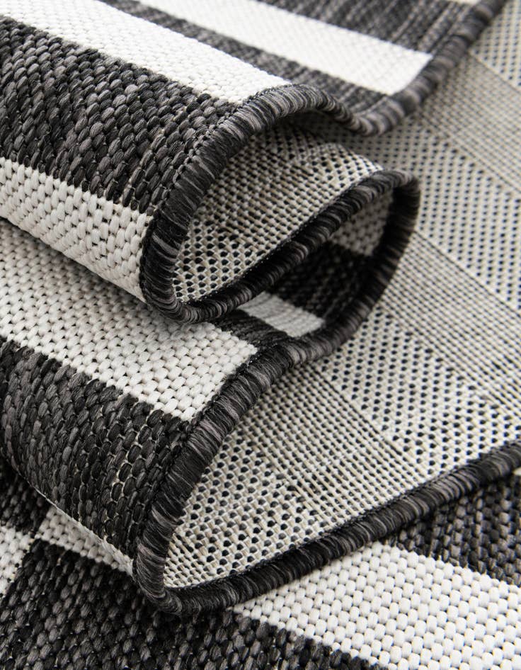 Detail image of 4' x 4' Easy-Clean Ribbon Indoor / Outdoor Round Rug
