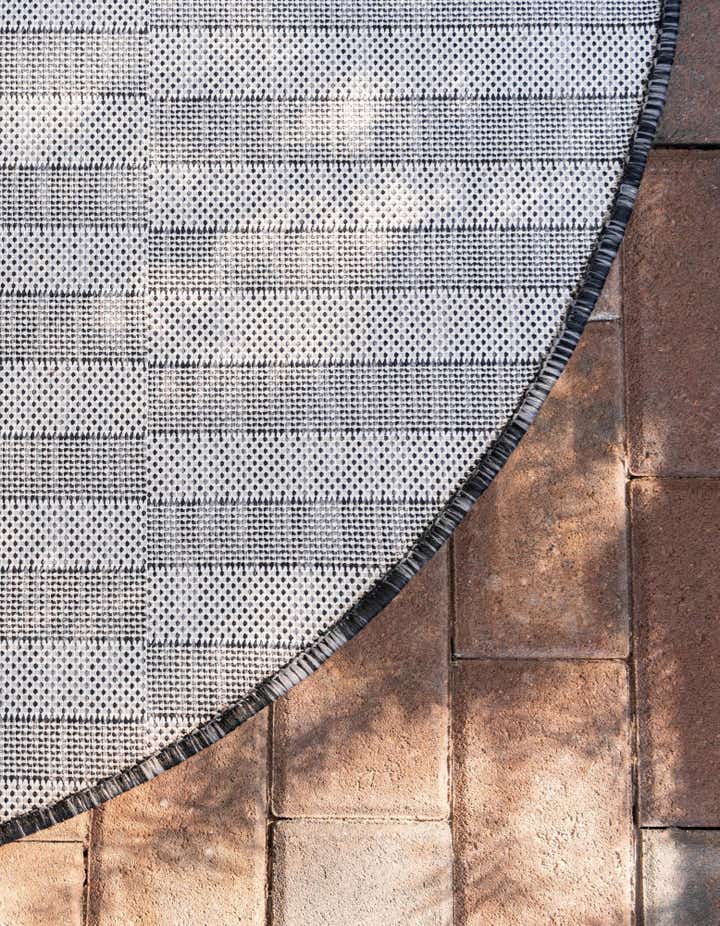 4' x 4' Easy-Clean Ribbon Indoor / Outdoor Round Rug