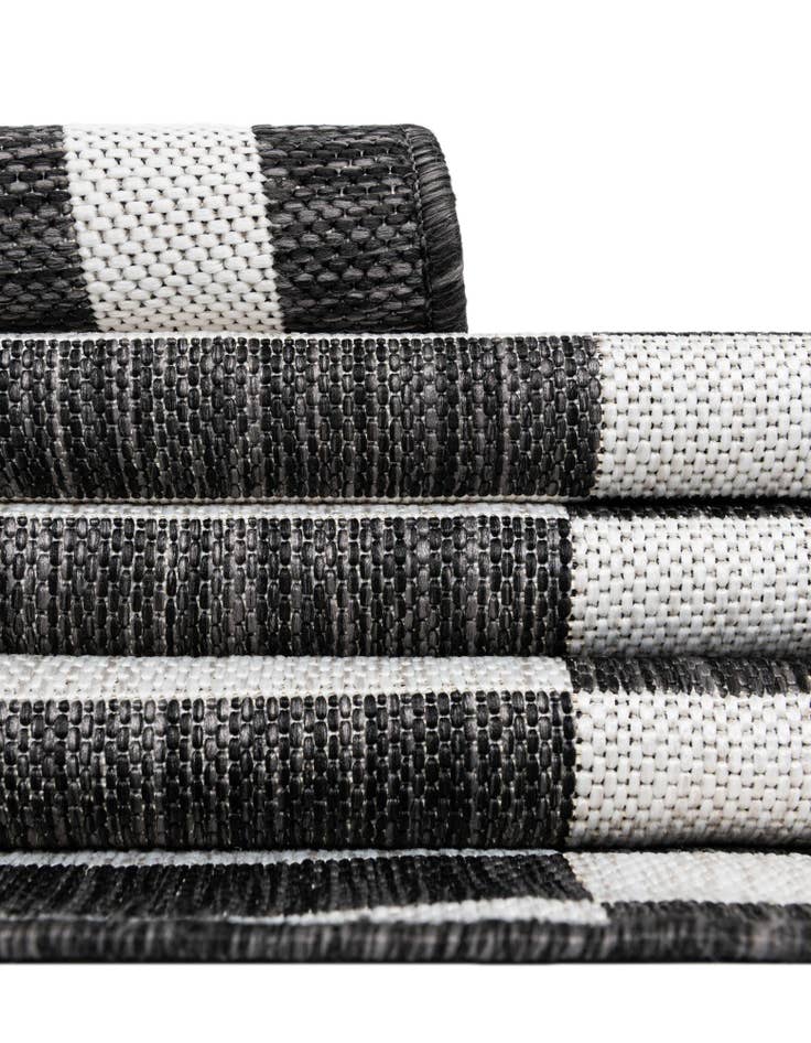 Detail image of 4' x 4' Easy-Clean Striped Indoor / Outdoor Round Rug