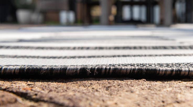 Detail image of 4' x 4' Easy-Clean Striped Indoor / Outdoor Round Rug