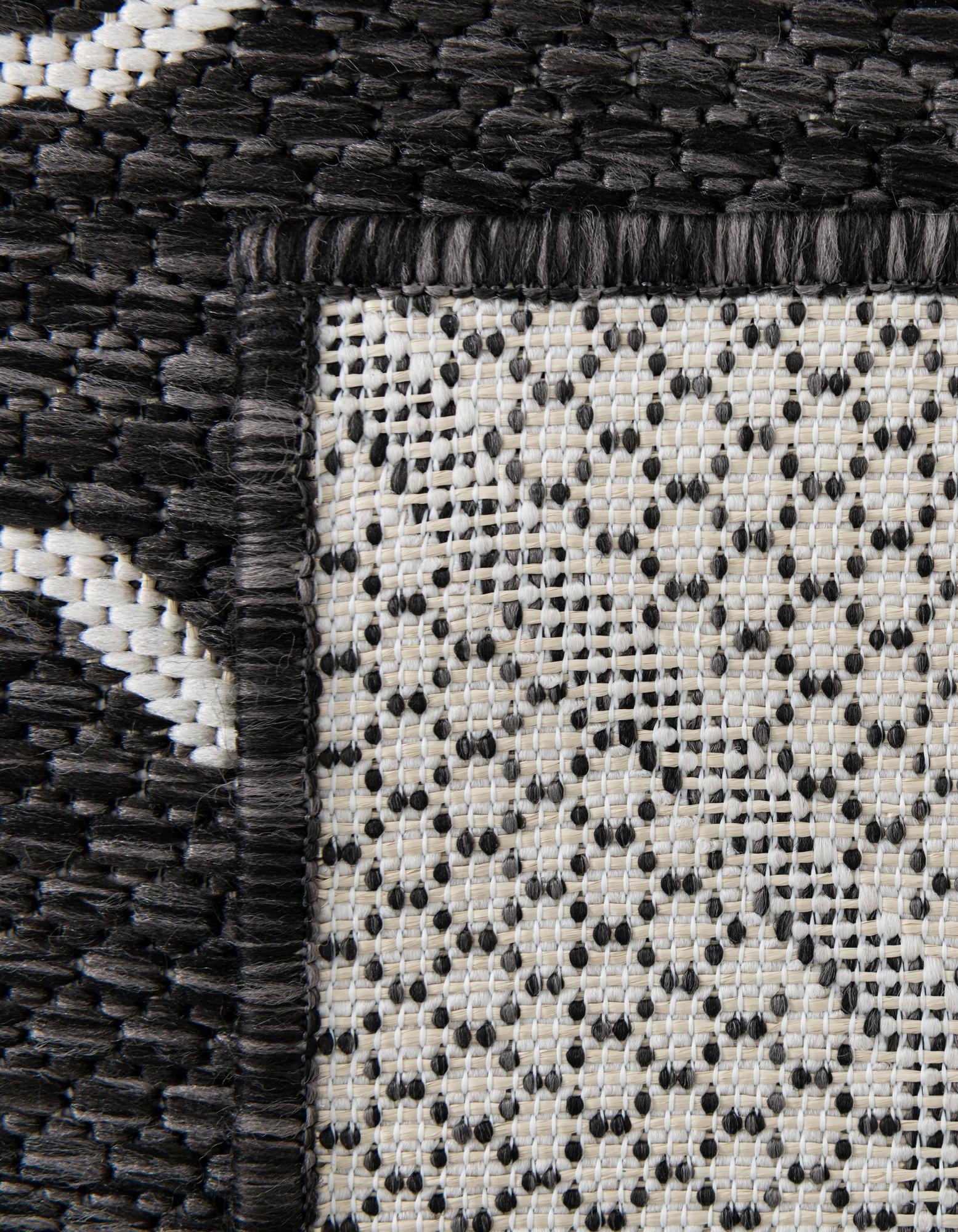 2' x 6' Easy-Clean Lattice Indoor / Outdoor Runner Rug