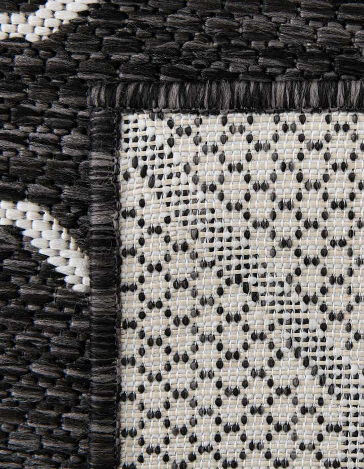 2' x 6' Easy-Clean Lattice Indoor / Outdoor Runner Rug