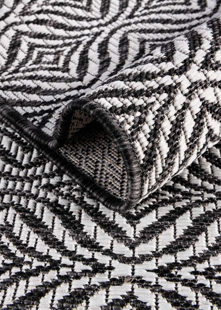 2' x 6' Easy-Clean Lattice Indoor / Outdoor Runner Rug