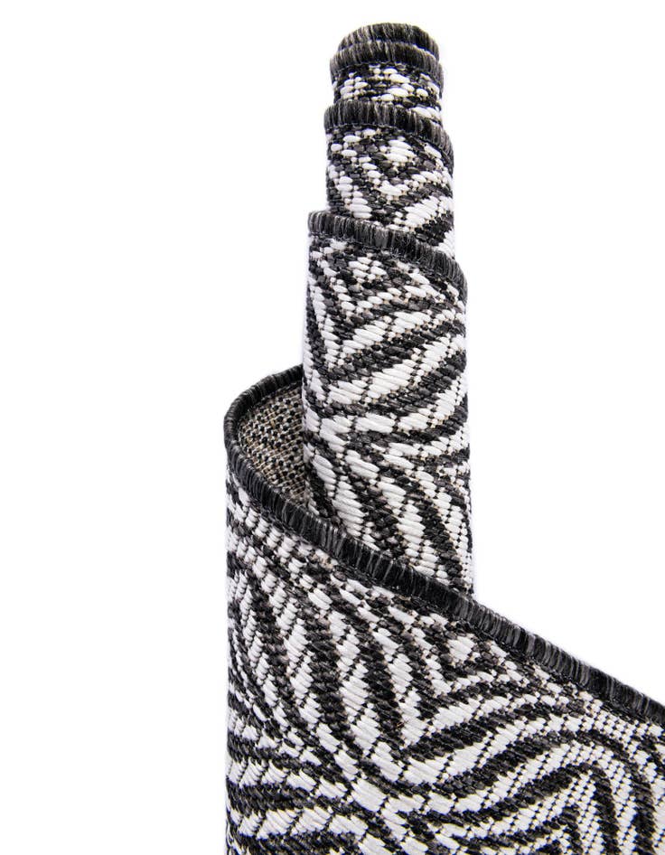 Detail image of 2' x 6'  Washable Trellis Indoor / Outdoor Runner Rug