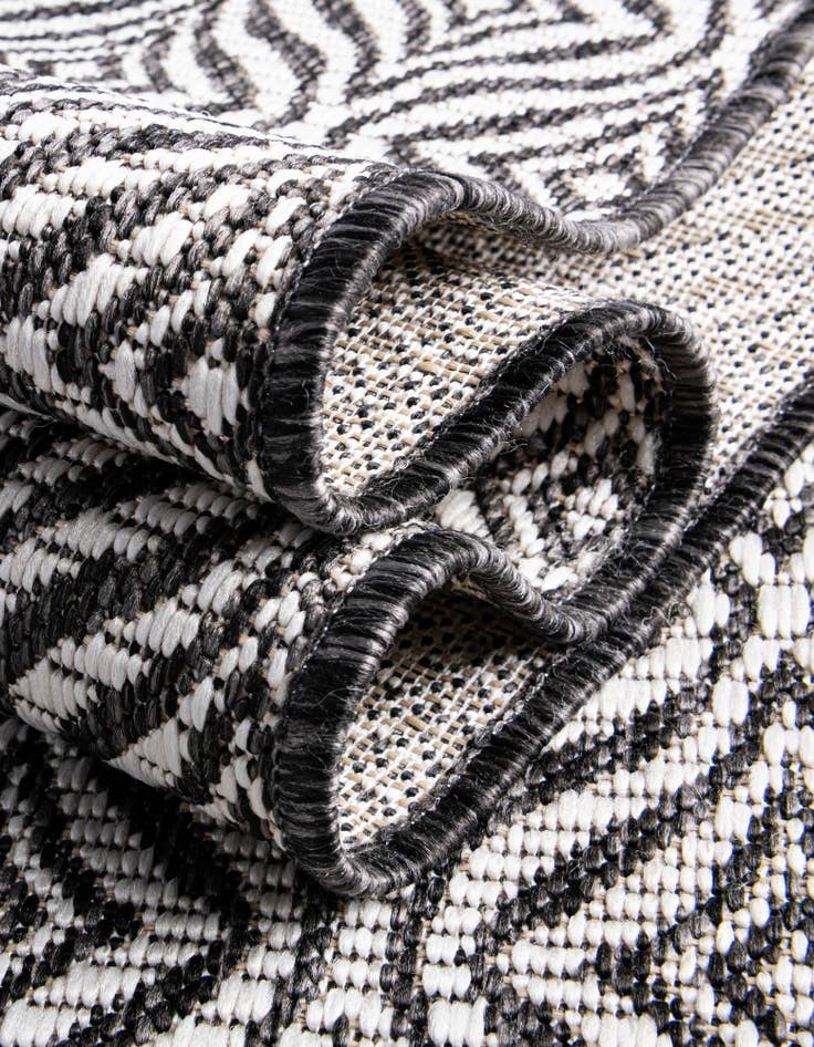 Detail image of 2' x 6'  Washable Trellis Indoor / Outdoor Runner Rug