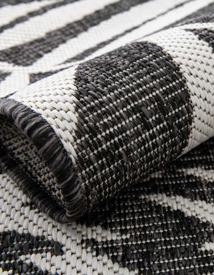 5' 3 x 5' 3 Easy-Clean Botanical Indoor / Outdoor Square Rug