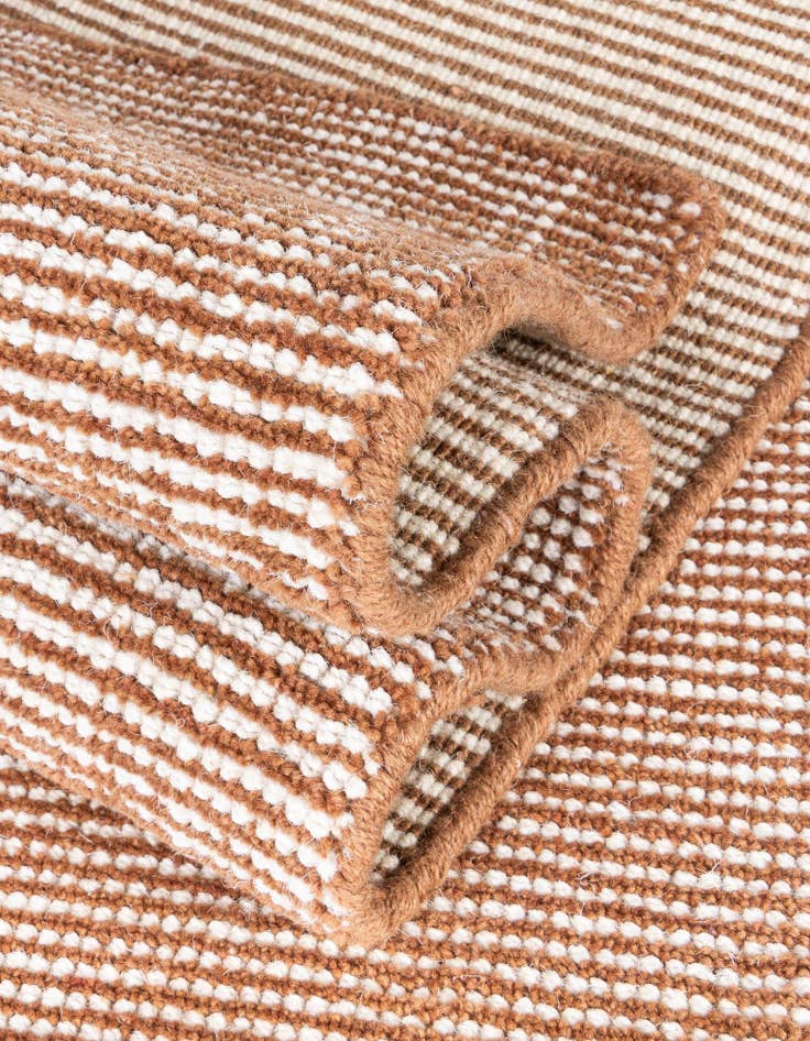 Detail image of 5' 1 x 5' 1 Hand Woven Jill Zarin English Manor Wool Round Rug