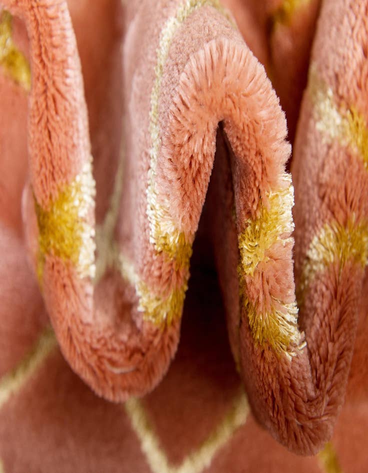 Detail image of 2' x 3'  Marilyn Monroe&trade; Glam Trellis Rug