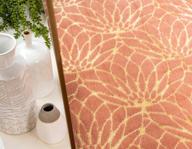 Detail image of 2' x 3' Marilyn Monroe™ Glam Dahlia Rug