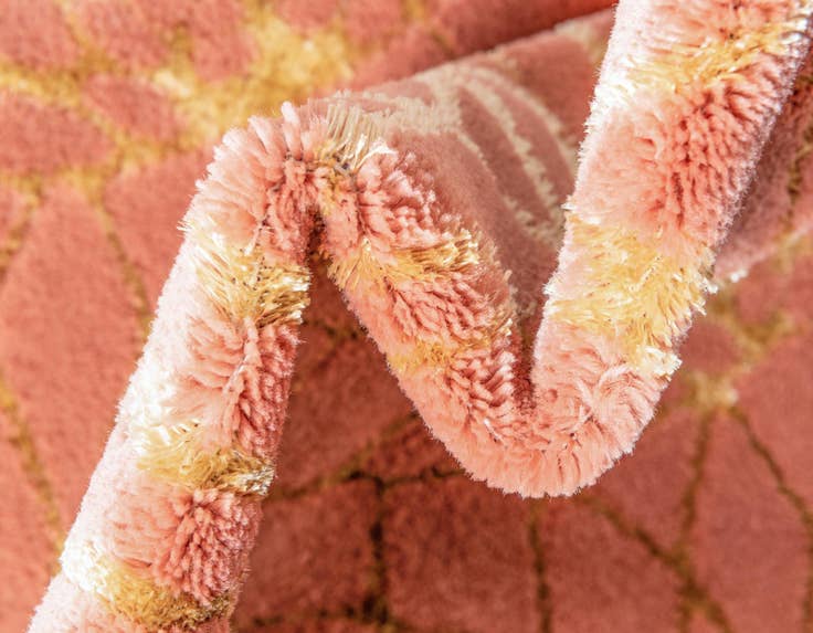 Detail image of 2' x 3' Marilyn Monroe™ Glam Dahlia Rug