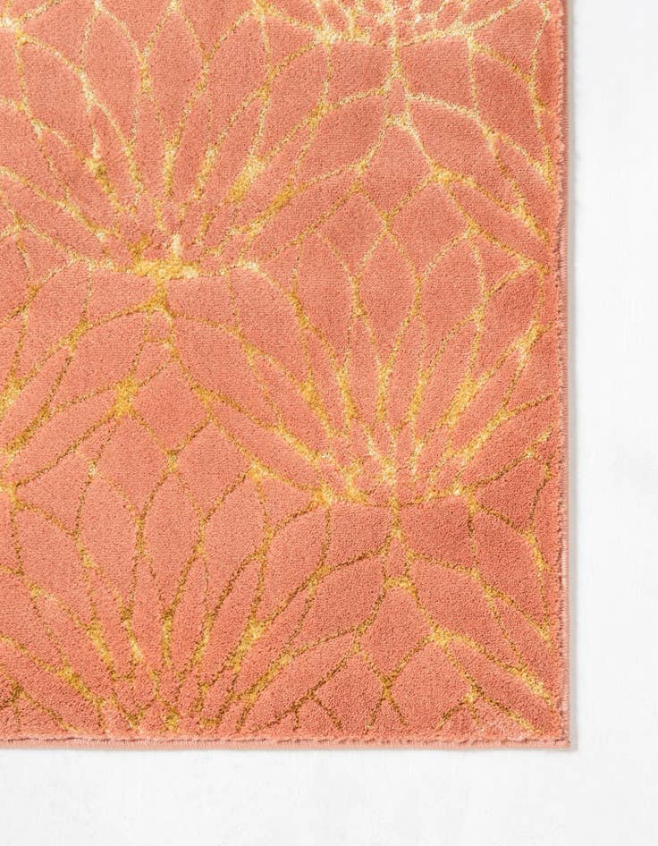 Detail image of 2' x 3' Marilyn Monroe™ Glam Dahlia Rug