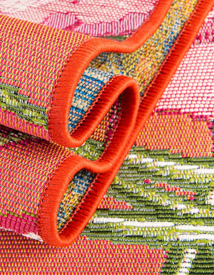 Detail image of 2' x 3'  Washable Botanical Indoor / Outdoor Rug