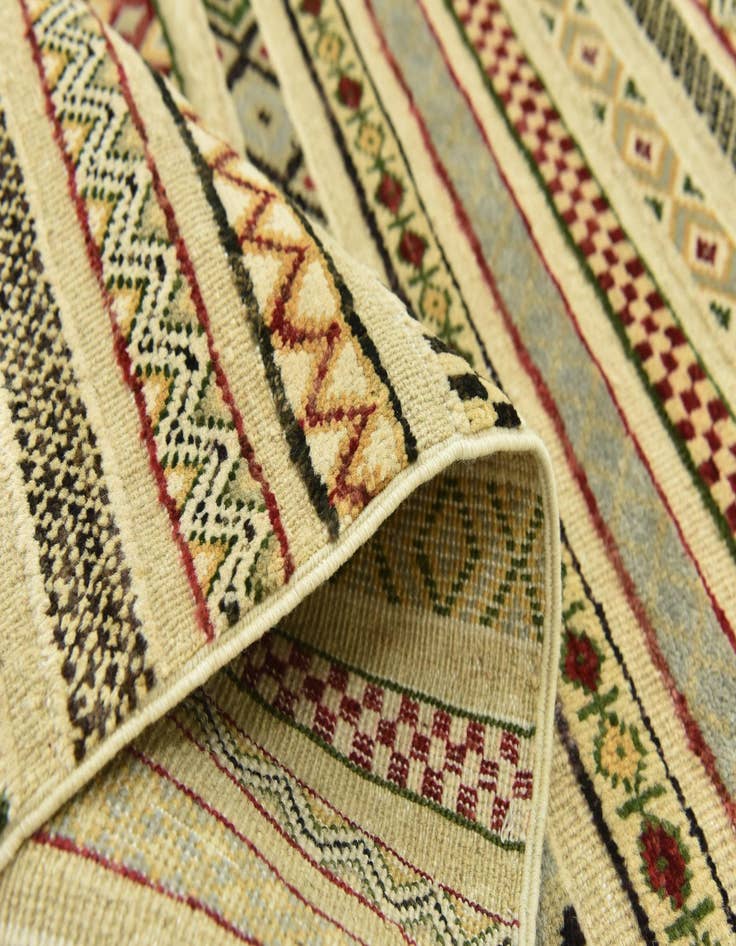 Detail image of 6' 10 x 9' 10  Hand Knotted Darya Rug