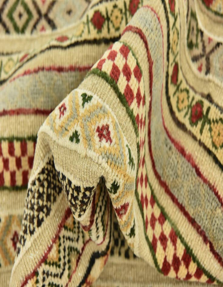 Detail image of 6' 10 x 9' 10  Hand Knotted Darya Rug