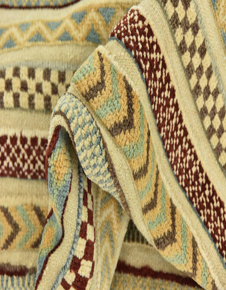 Detail image of 6' 6 x 9' 10  Hand Knotted Darya Rug