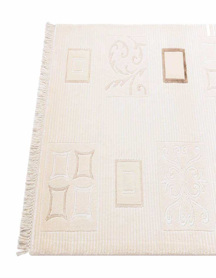 Detail image of 2' 8 x 4' 11  Hand Knotted Darya Rug