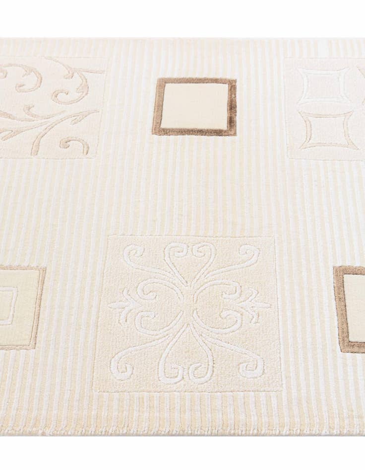 Detail image of 2' 8 x 4' 11  Hand Knotted Darya Rug