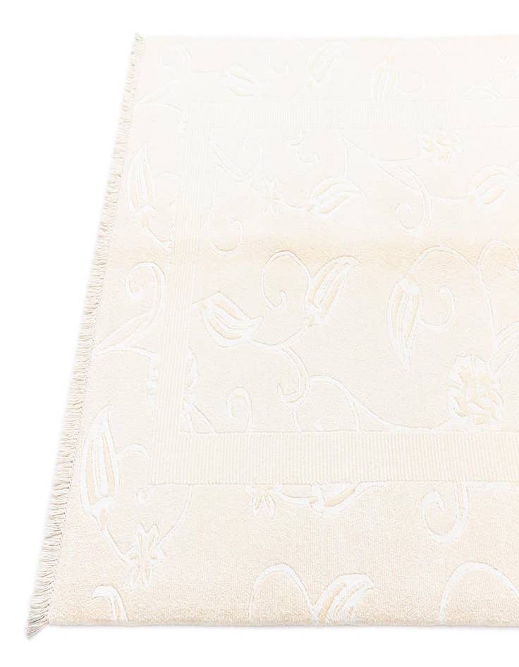 Detail image of 4' 1 x 6' Darya Rug