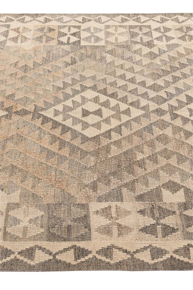 Detail image of 4' x 5' 8 Hand Woven Kilim Maymana Wool Rug