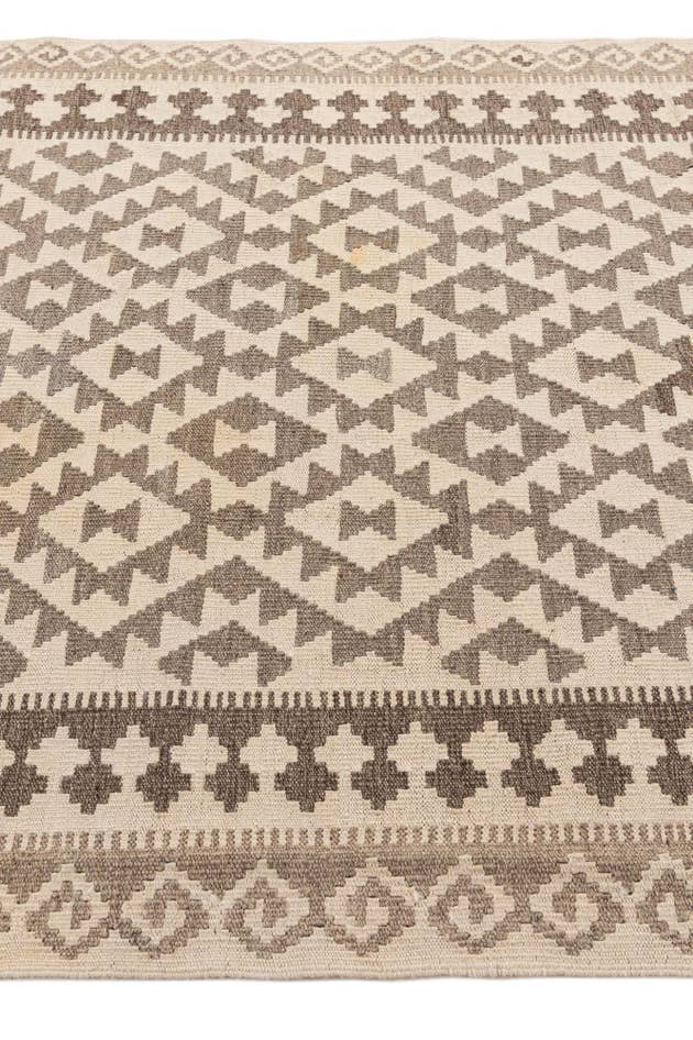 Detail image of 4' 1 x 5' 10 Hand Woven Kilim Maymana Wool Rug