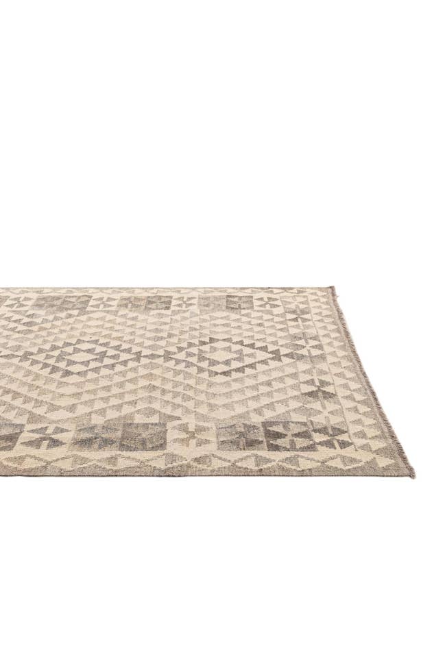Detail image of 4' 1 x 5' 10 Hand Woven Kilim Maymana Wool Rug