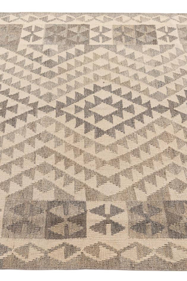 Detail image of 4' 1 x 5' 10 Hand Woven Kilim Maymana Wool Rug