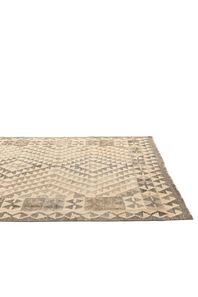 Detail image of 4' 1 x 5' 10 Hand Woven Kilim Maymana Wool Rug