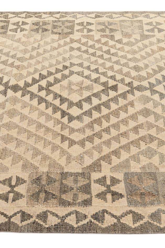 Detail image of 4' 1 x 5' 10 Hand Woven Kilim Maymana Wool Rug