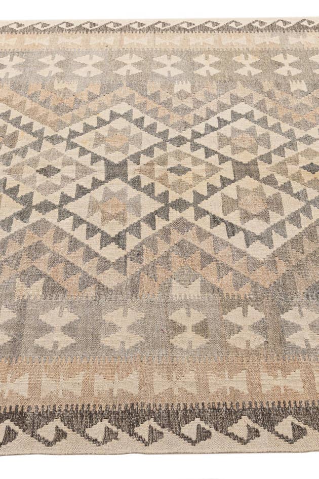 Detail image of 4' 11 x 6' 9 Hand Woven Kilim Maymana Wool Rug