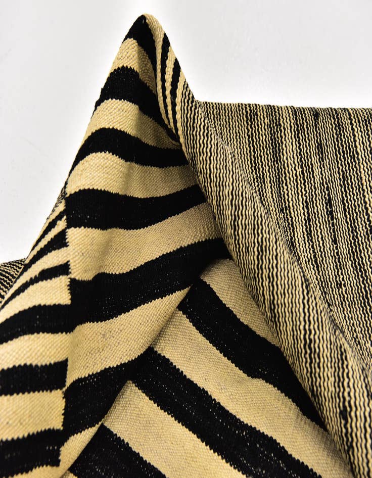 Detail image of 5' 10 x 7' 6  Hand Woven Kilim Modern Wool Rug