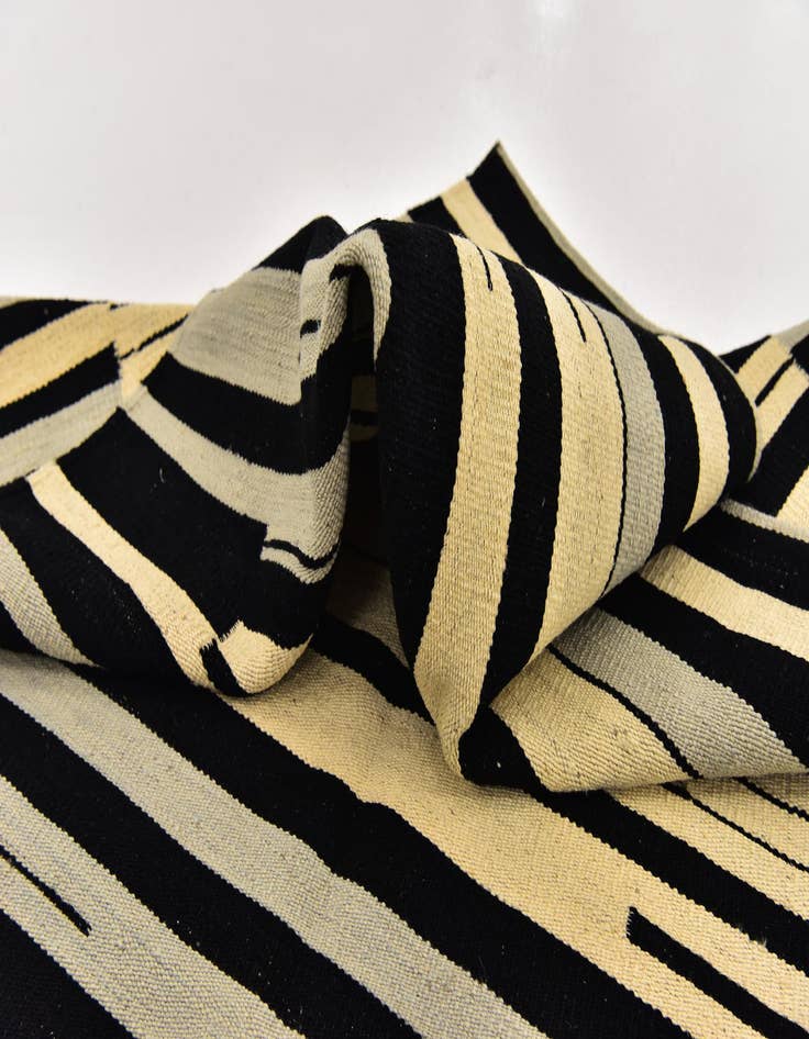 Detail image of 4' 4 x 5' 10  Hand Woven Kilim Modern Wool Rug