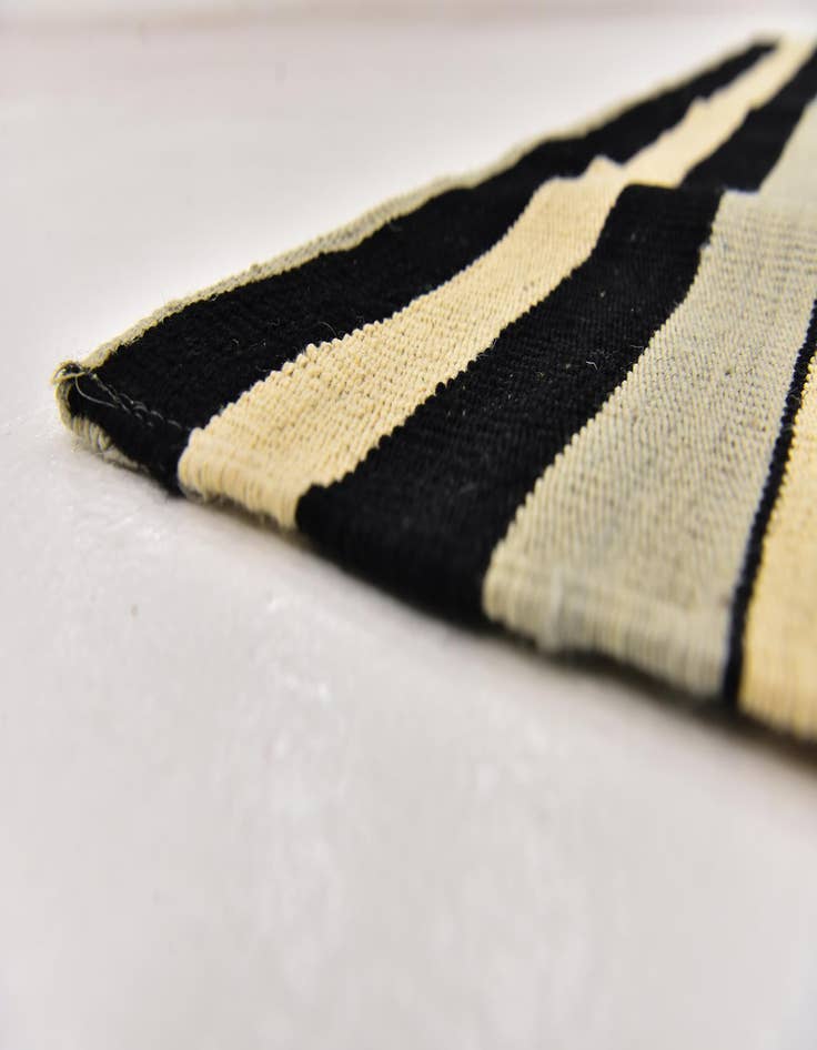 Detail image of 4' 4 x 5' 10  Hand Woven Kilim Modern Wool Rug