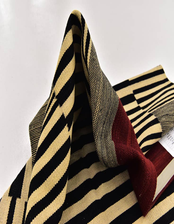 Detail image of 4' 3 x 5' 9  Hand Woven Kilim Modern Wool Rug