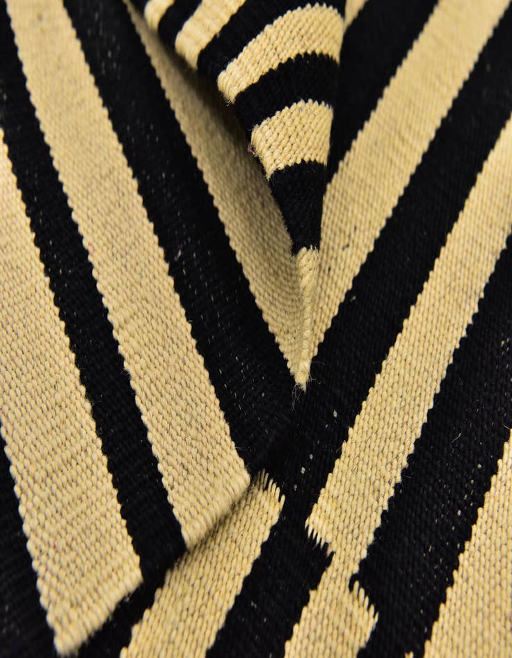 Detail image of 4' 3 x 5' 9  Hand Woven Kilim Modern Wool Rug