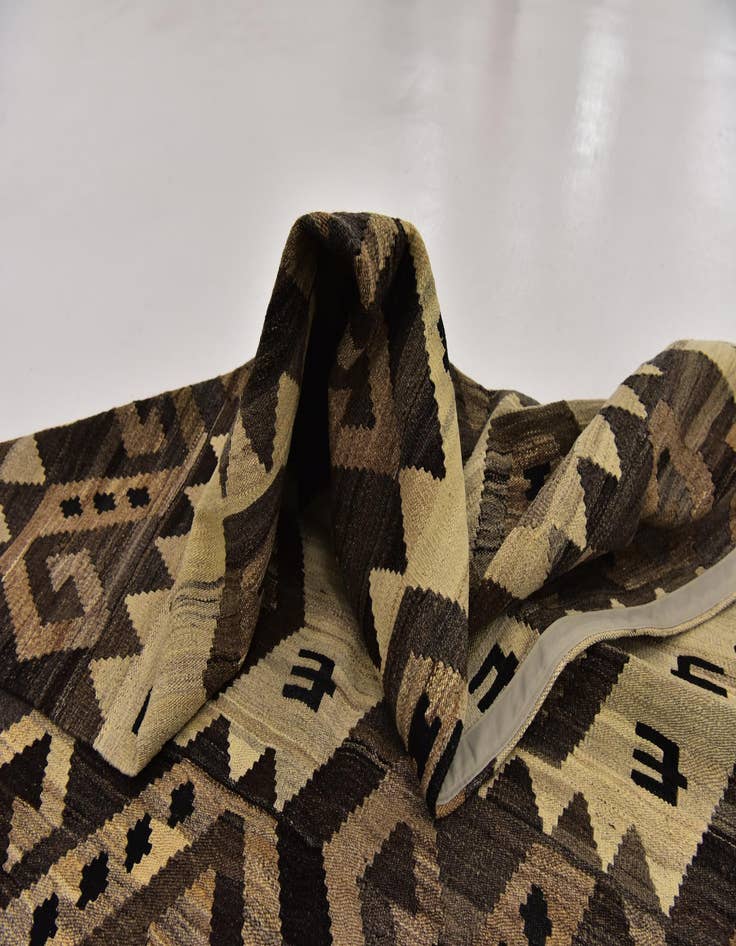 Detail image of 5' 5 x 7'  Hand Woven Kilim Modern Wool Rug