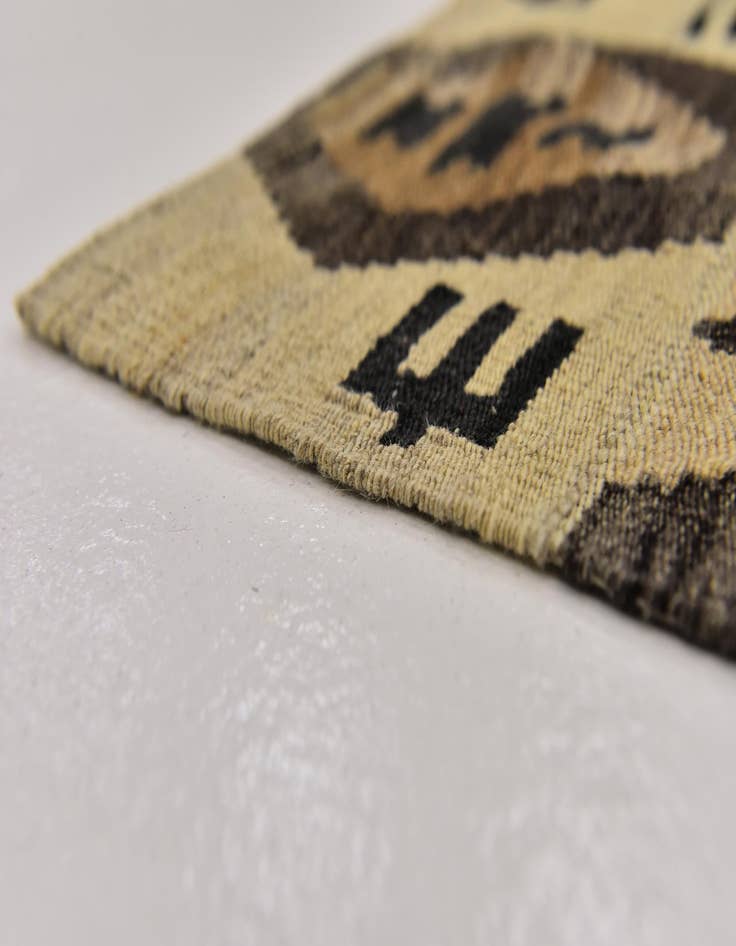 Detail image of 5' 5 x 7'  Hand Woven Kilim Modern Wool Rug