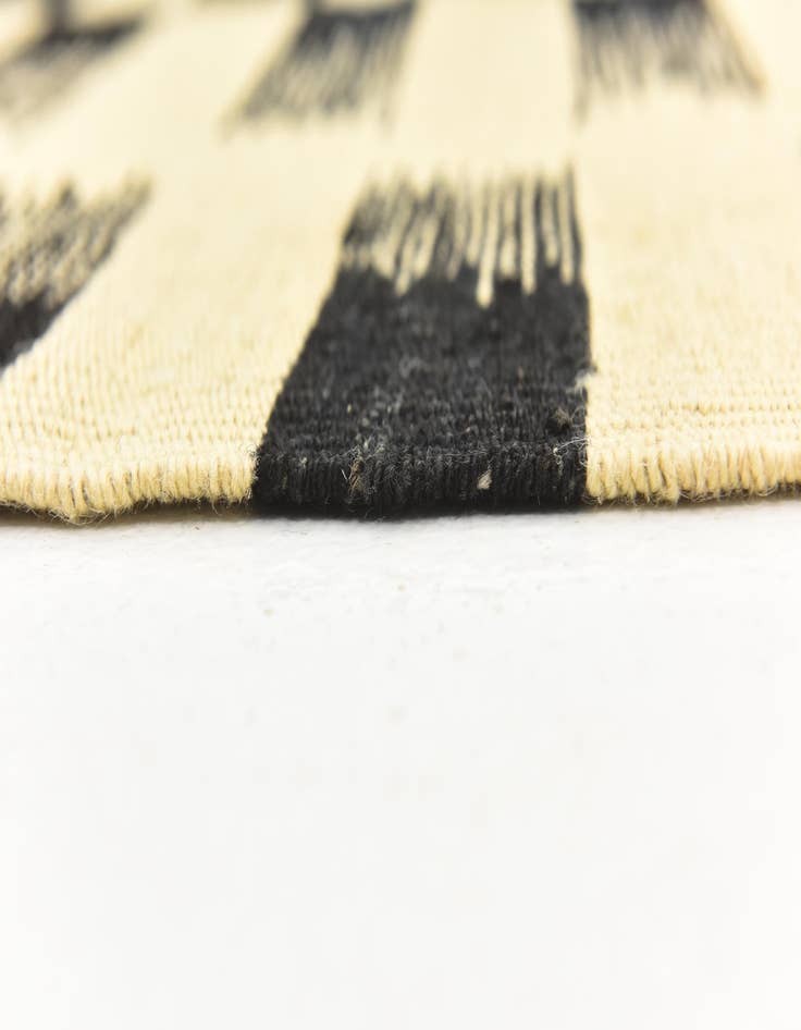 Detail image of 6' x 7' 6  Hand Woven Kilim Modern Wool Rug